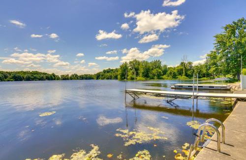 Howe Casa | Howe Retreat with Fire Pit and Private Boat Dock!