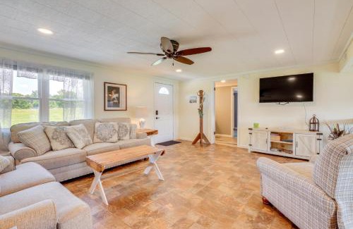 Howe Casa | Howe Retreat with Fire Pit and Private Boat Dock!