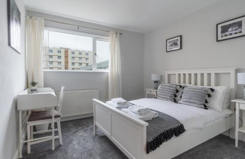 Newcastle-upon-Tyne Casa | Howick House-Sleeps 5-Pet friendly-Parking-Garden