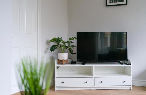 Newcastle-upon-Tyne Casa | Howick House-Sleeps 5-Pet friendly-Parking-Garden