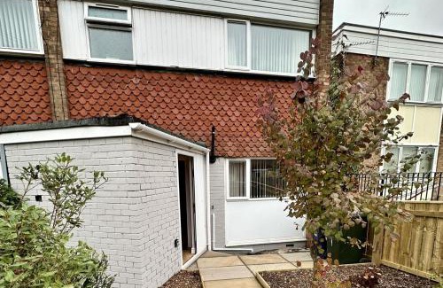 Newcastle-upon-Tyne Casa | Howick House-Sleeps 5-Pet friendly-Parking-Garden