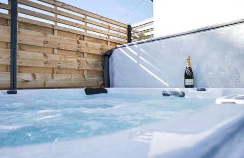 York Casa | Hoxne Cottages - Daisy Cottage with private hot tub