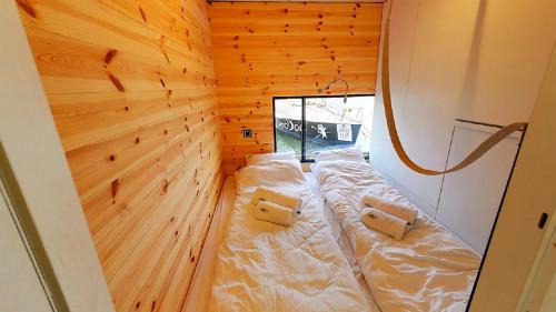 Mielno Apartamento | HT Houseboats - domki na wodzie - sauna, motorówka, rowerki wodne