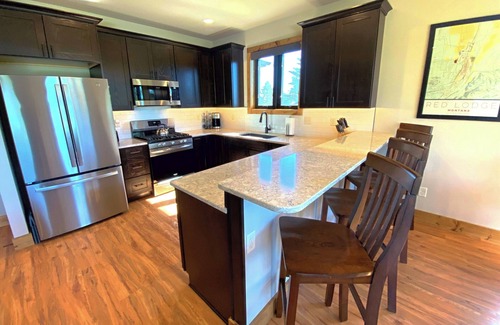 Red Lodge Casa | HuckleBeary Hideaway- 4 Bed/2Bath Mountain Home with Hot Tub and Spectacular Mountain Views