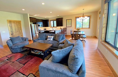 Red Lodge Casa | HuckleBeary Hideaway- 4 Bed/2Bath Mountain Home with Hot Tub and Spectacular Mountain Views