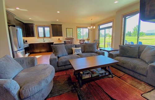 Red Lodge Casa | HuckleBeary Hideaway- 4 Bed/2Bath Mountain Home with Hot Tub and Spectacular Mountain Views