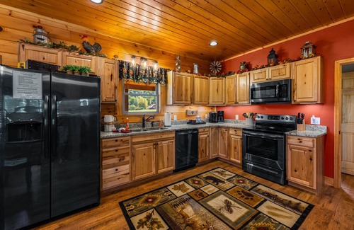 Maggie Valley Cabina | Huckleberry Lodge ~ Fall Color ~ New Cabin by Willow Tree Cabins