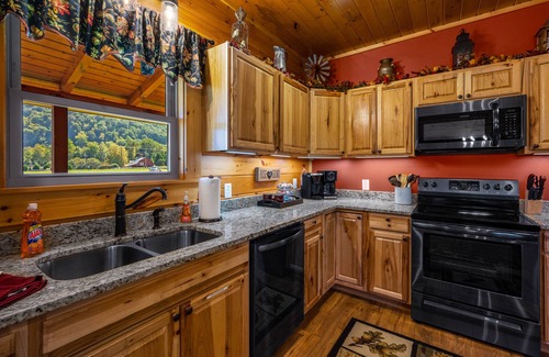 Maggie Valley Cabina | Huckleberry Lodge ~ Fall Color ~ New Cabin by Willow Tree Cabins