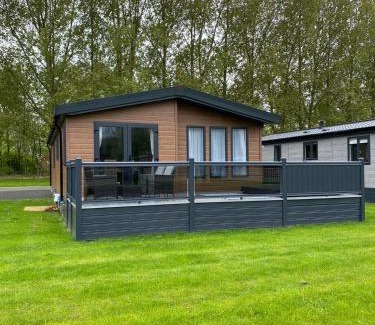 Allerthorpe Casa | Huckleberry Lodge with Hot Tub