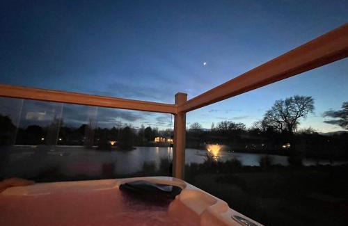 Allerthorpe Casa | Huckleberry Lodge with Hot Tub