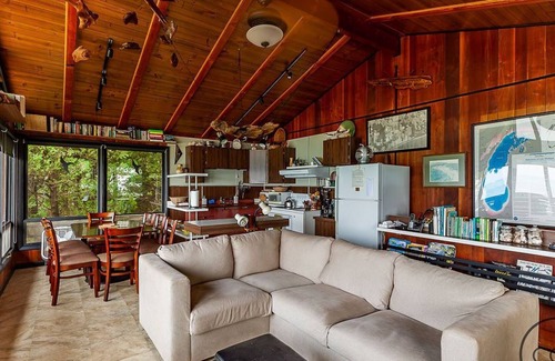 Montague Cabaña | Huckleberry's Hideaway