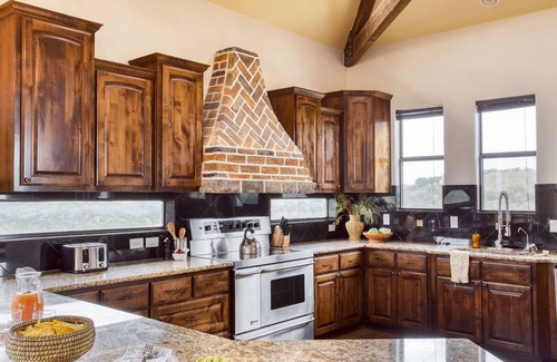 Travis Landing Casa | Hudson by AvantStay | W/ Beautiful Views, Multiple Living Areas, Pool & Games