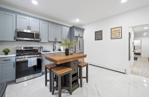 Constable Hook Casa | Hudson Oasis | Sleeps 10 | NYC| EWR | Free Parking