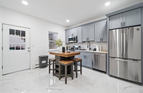 Constable Hook Casa | Hudson Oasis | Sleeps 10 | NYC| EWR | Free Parking