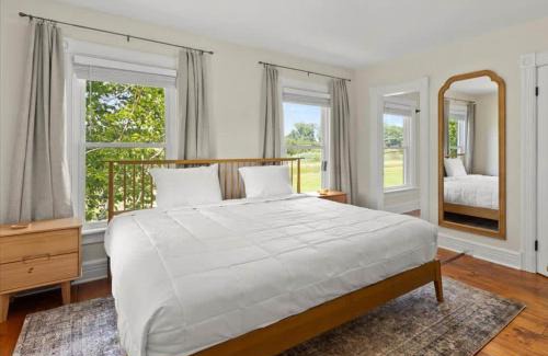 Hudson Casa | Hudson Restored Farmhouse with Fire Pit