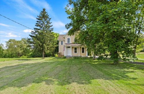 Hudson Casa | Hudson Restored Farmhouse with Fire Pit