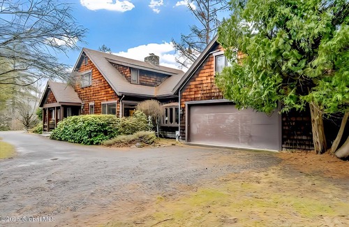 Valatie Casa | Hudson Valley 10 Bedroom Compound with pond and tennis court