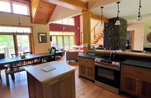 Niverville Casa | Hudson Valley Lakefront Gem: 6 Bedrooms & Private Waterfront