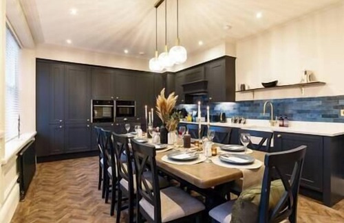 Buxton Casa | Huge 11 Bed House in Buxton w/ Parking Hot Tub