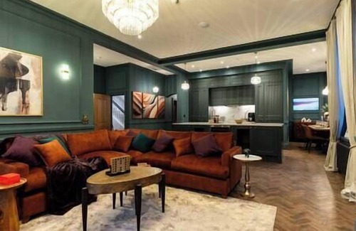Buxton Casa | Huge 11 Bed House in Buxton w/ Parking Hot Tub