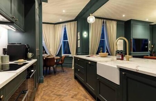 Buxton Casa | Huge 11 Bed House in Buxton w/ Parking Hot Tub