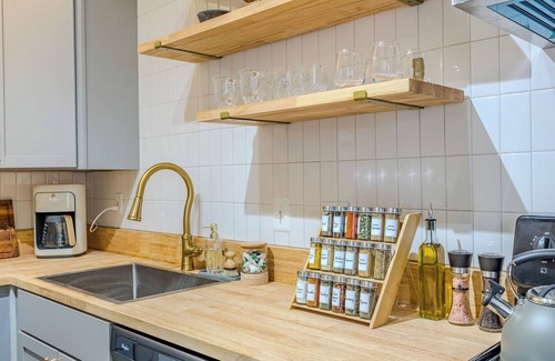 Downtown Apartamento | Huge 1br apt, baby-friendly, dogs, walkable downtown