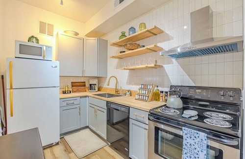 Downtown Apartamento | Huge 1br apt, baby-friendly, dogs, walkable downtown