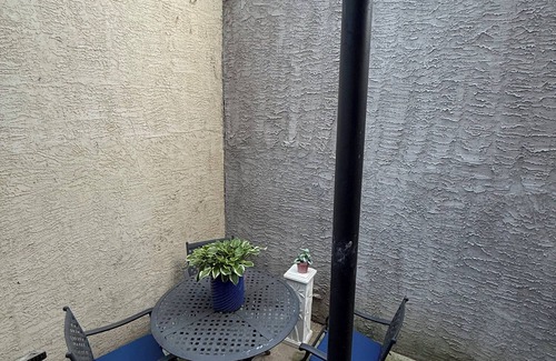 Brewerytown Apartamento | Huge 2 Bedroom Bilevel Apartment with Patio WiFi AC Laundry