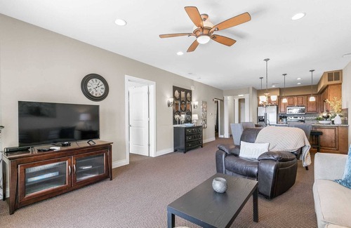 Branson Condominio | Huge 2 Bedroom Condo - Pets, Elevator, Close to Rec-Plex and Branson Hills | 1405