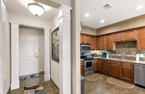 Branson Condominio | Huge 2 Bedroom Condo - Pets, Elevator, Close to Rec-Plex and Branson Hills | 1405