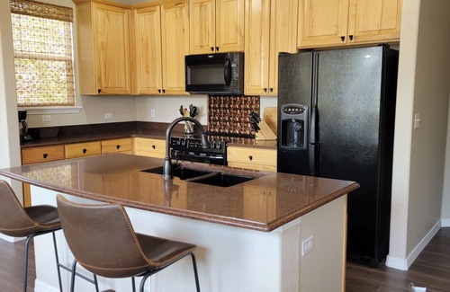 Cottonwood Condominio | Huge 2 Bedroom Condo with Attached Garage!
