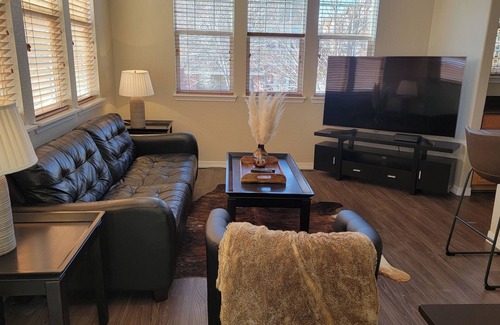 Cottonwood Condominio | Huge 2 Bedroom Condo with Attached Garage!