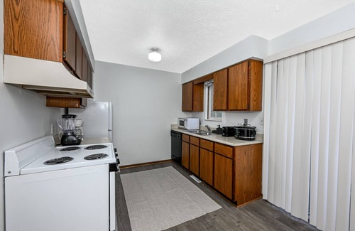 Northwest Akron Apartamento | Huge 2bd - Haven for Travelers