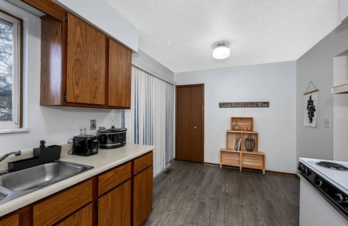 Northwest Akron Apartamento | Huge 2bd - Haven for Travelers