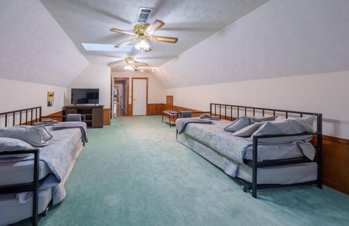 Gainesville Casa | Huge! 5 Bedroom Near Lake Lanier and Chateau Elan