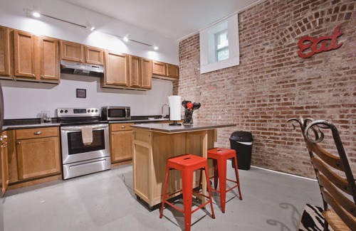 South Main Historic District Casa | ENORME condominio de 5000 pies cuadrados - 2 cuadras de Beale, 11 camas 3king y 8queen, 3 baños, mucho más