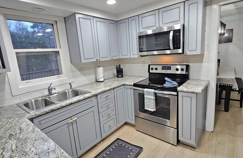 Waukegan Casa | Huge 6-bedroom house with WiFi, fitness, Games and Comfort in Great Lake
