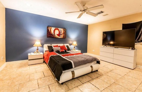 Houston Casa | Huge 6 Bedroom with Pool, Spa, 85 Inch TV, Game Room