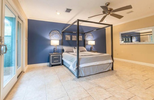 Houston Casa | Huge 6 Bedroom with Pool, Spa, 85 Inch TV, Game Room