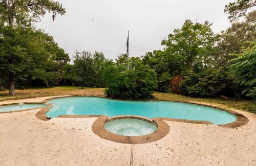 Houston Casa | Huge 6 Bedroom with Pool, Spa, 85 Inch TV, Game Room