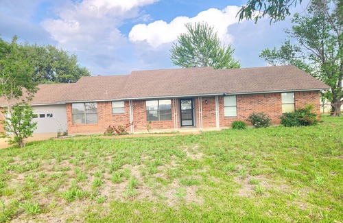Weston Casa | Huge 8 bedroom 2 houses Private Pond PilotPoint Aubrey Ranch sleeps 40 to 50