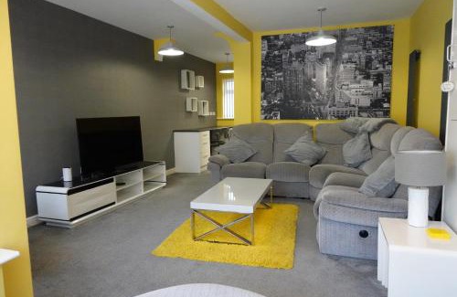 Bloxwich Casa | Huge 9 Bed Property Sleeps 17, Near NEC, City Centre, HS2