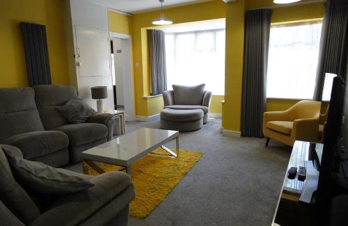 Bloxwich Casa | Huge 9 Bed Property Sleeps 17, Near NEC, City Centre, HS2