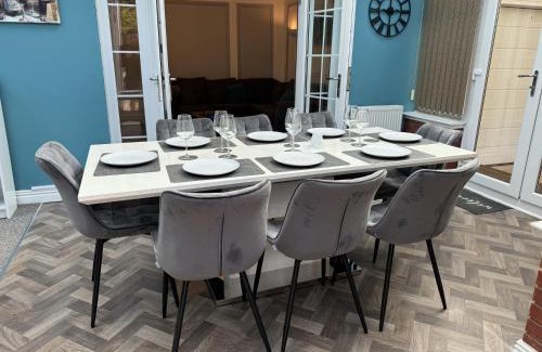 Bloxwich Casa | Huge 9 Bed Property Sleeps 17, Near NEC, City Centre, HS2