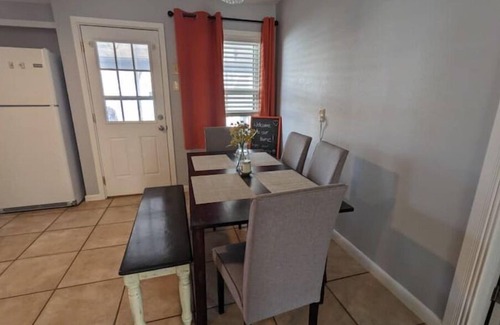 Abilene Casa | Huge backyard, king beds in 2 rooms, close to Cobb Park and hospitals
