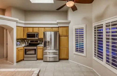 Lake Havasu City Casa | Huge backyard with pool, hot tub, BBQ, and putting green.