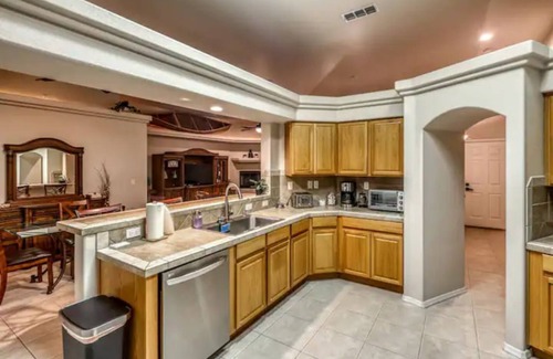 Lake Havasu City Casa | Huge backyard with pool, hot tub, BBQ, and putting green.