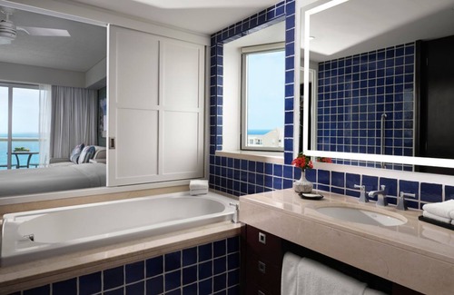 La Isla Complejo | Huge beachfront resort in prime Cancun hotel zone location. Full amenities!