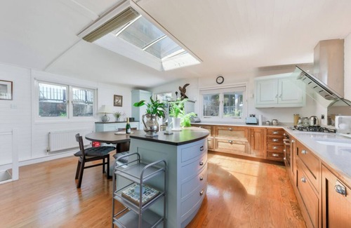 Thamesfield Alquiler De Eote | Huge & Bright 4-Bed Houseboat on the River Thame next to Wandsworth Park