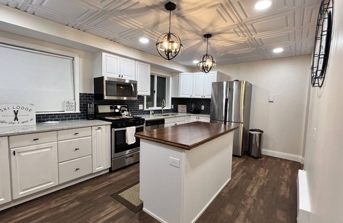 Lackawaxen Casa | Huge Cabin at Ski Mtn- Hot Tub, Fireplace, Game Room